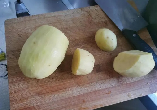 土豆不刮皮有毒嗎？別偷懶讓自己身處食物風險。